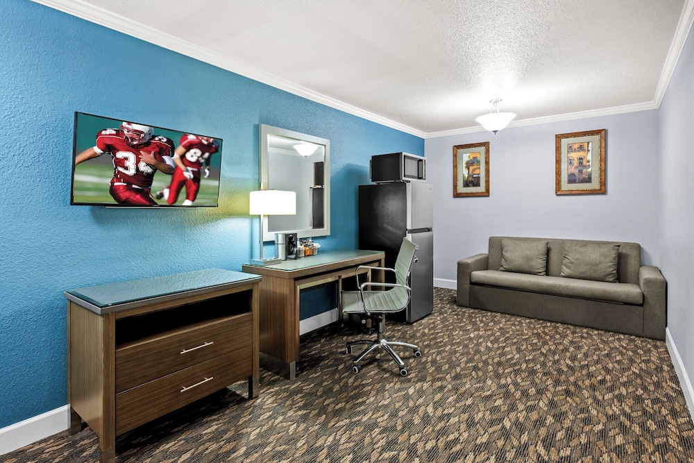 Suite, 1 King Bed, Non Smoking, Poolside - Photo 6