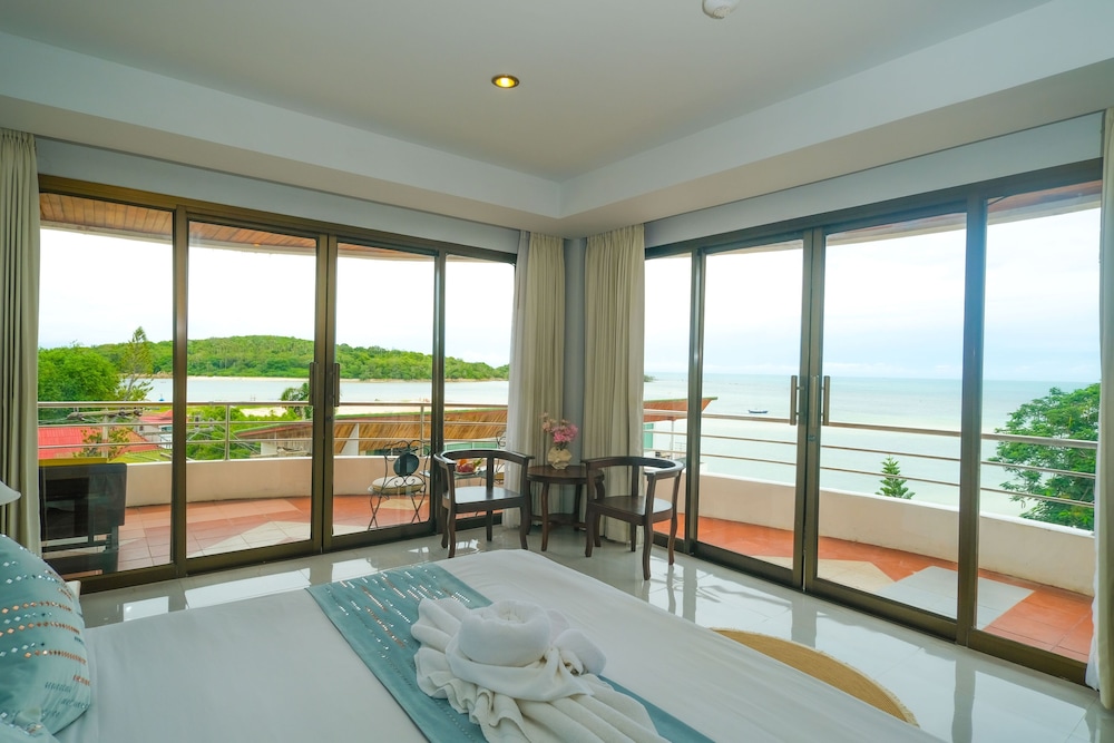 Deluxe Seaview - Photo 2