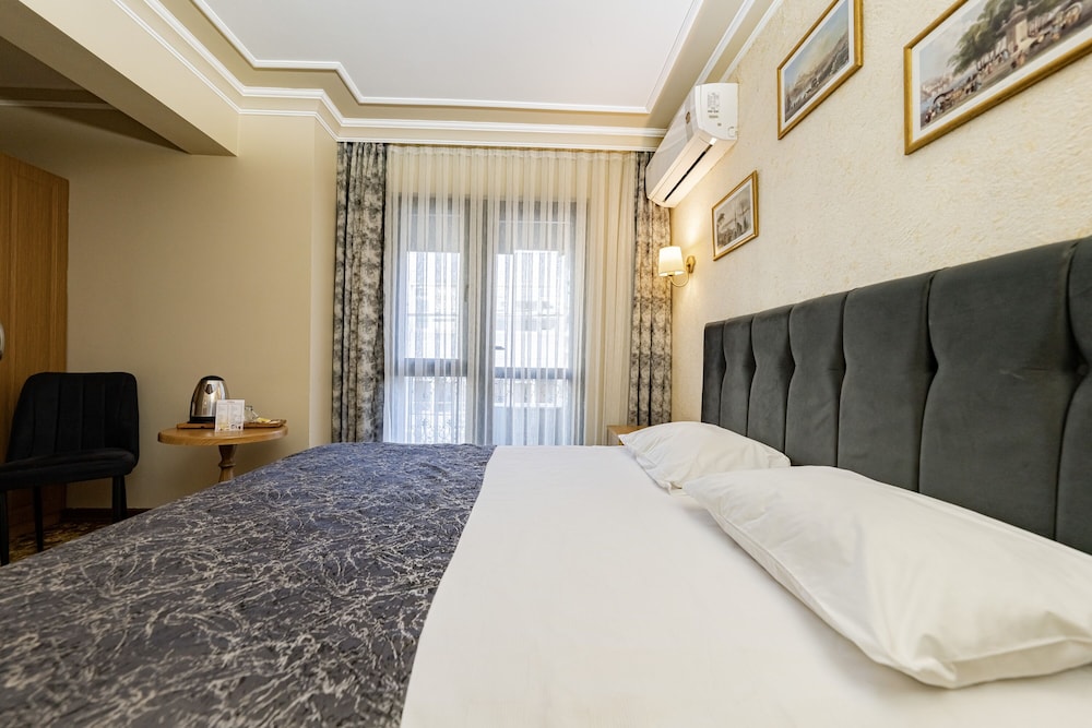 Standard Room with City View and French Balcony - Single photo 2