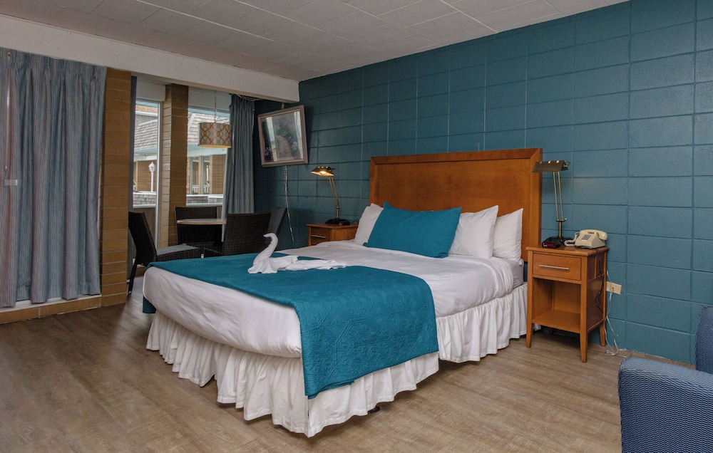 Deluxe Studio, 1 King Bed, Refrigerator & Microwave, Ocean View photo 1