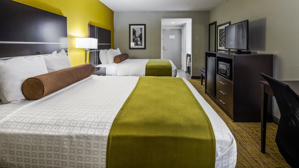 Standard Room, 2 Queen Beds, Non Smoking, Refrigerator & Microwave photo 3