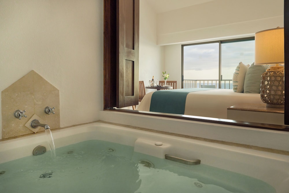 Deluxe Room Oceanfront With Jacuzzi