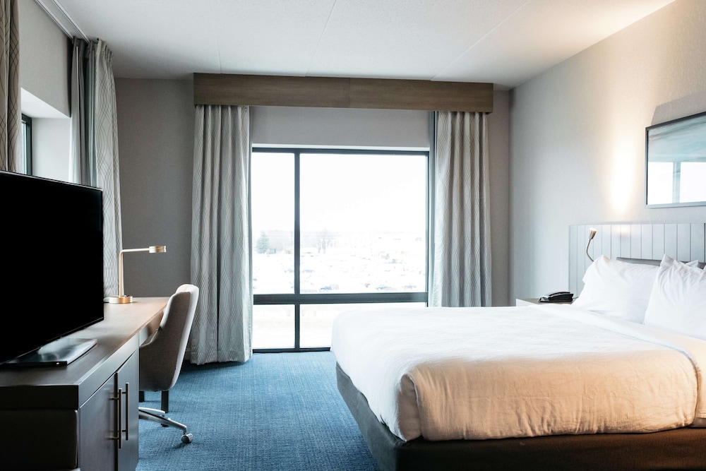 Junior Suite, 1 King Bed, Accessible (Hearing)