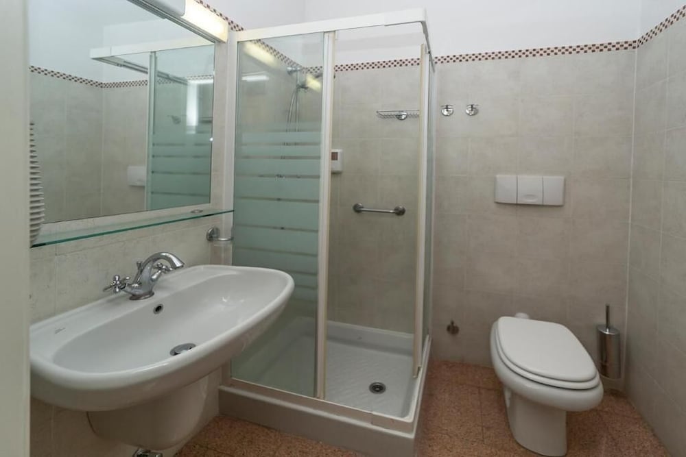 Camera Deluxe con Letto Queen Size Vista Lago - Photo 4
