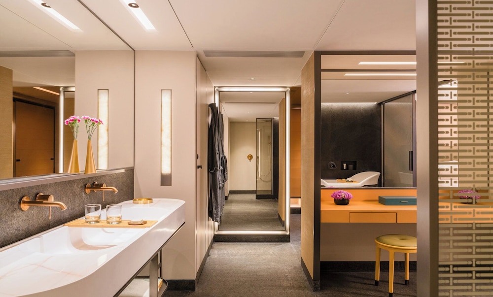 Club Suite, 1 Bedroom, Club Lounge Access, Harbor View (High Floor) thumbnail 6