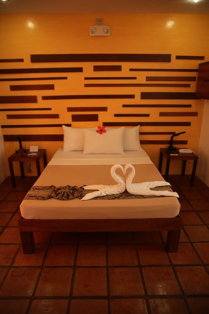 Suite, 1 Queen Bed, Garden Area photo 2