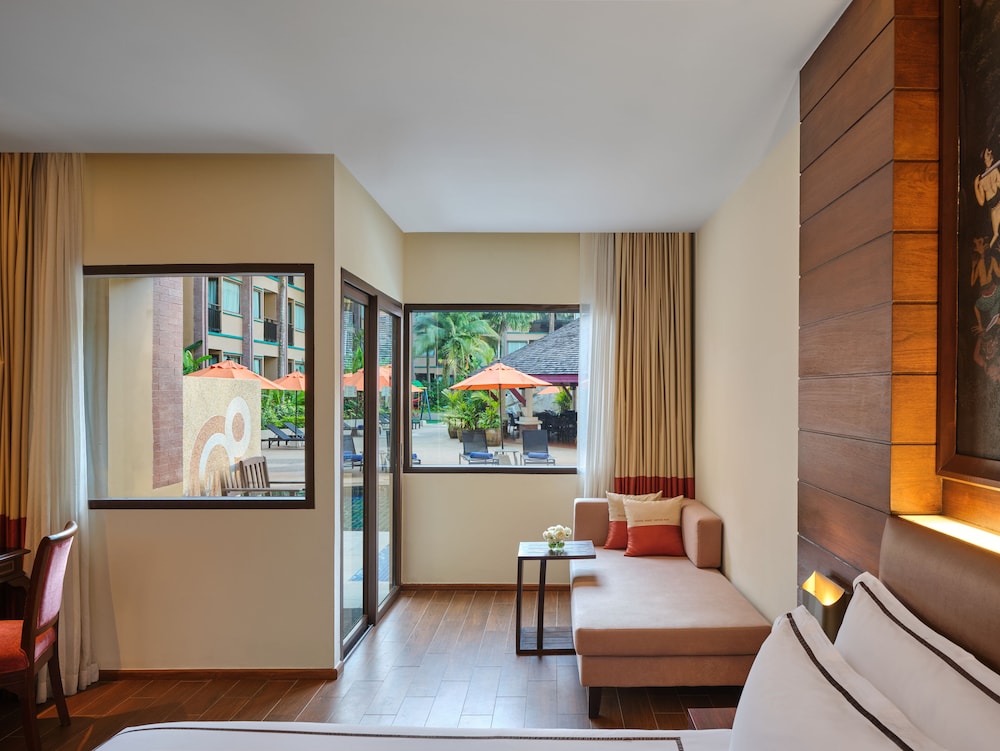 Deluxe Room, 1 King Bed, Pool Access (Pool Access) photo 3