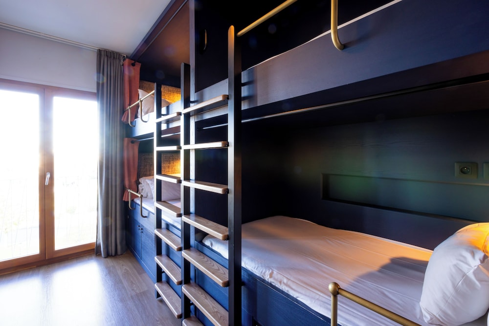 Bed in 6-bed male dormitory with shared bathroom photo 3