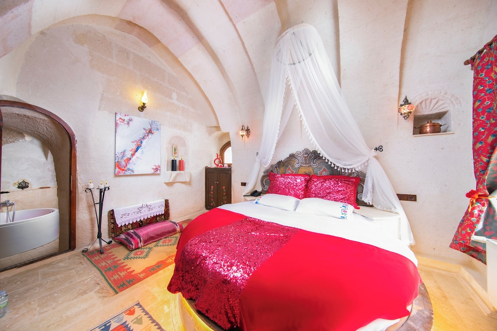 Red Honeymoon Suite photo 3