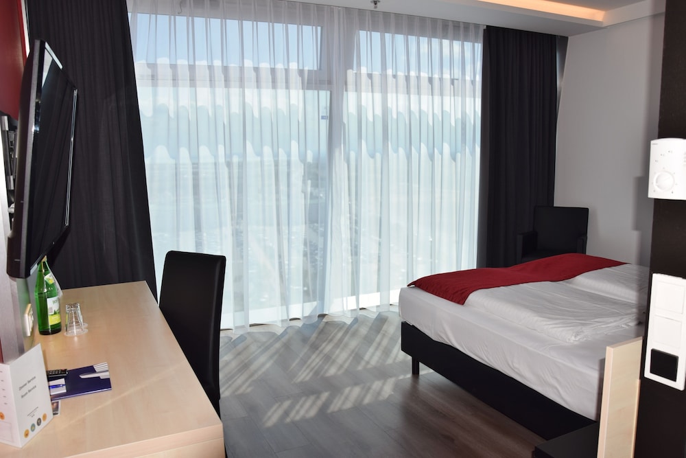 Panoramic Double Room, 1 Queen Bed, Non Smoking, Lake View (Tower) photo 2