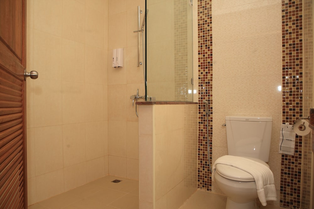 Hotel Room - Photo 4