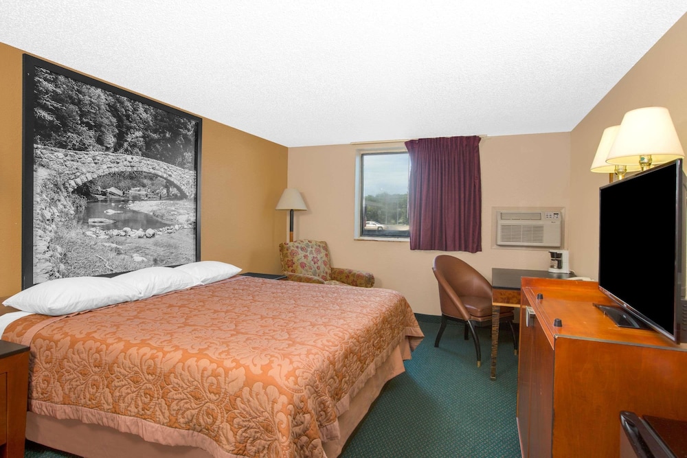 Standard Room, 1 King Bed - Photo 1