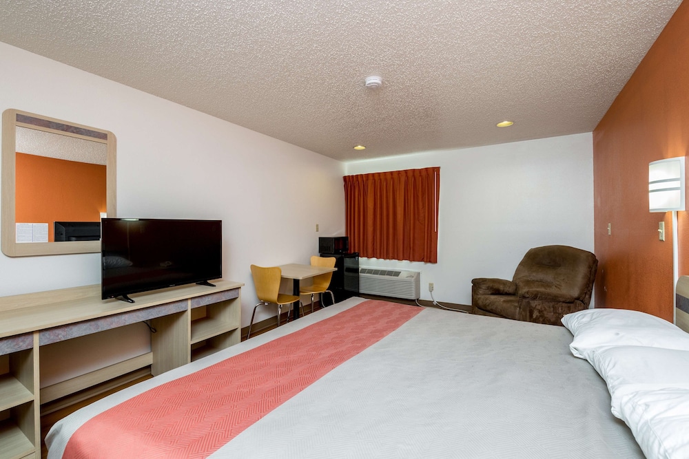 Deluxe Suite, 1 King Bed, Smoking photo 1