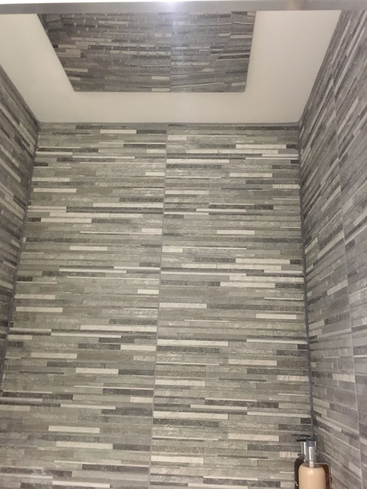 Deluxe King Room - Photo 8