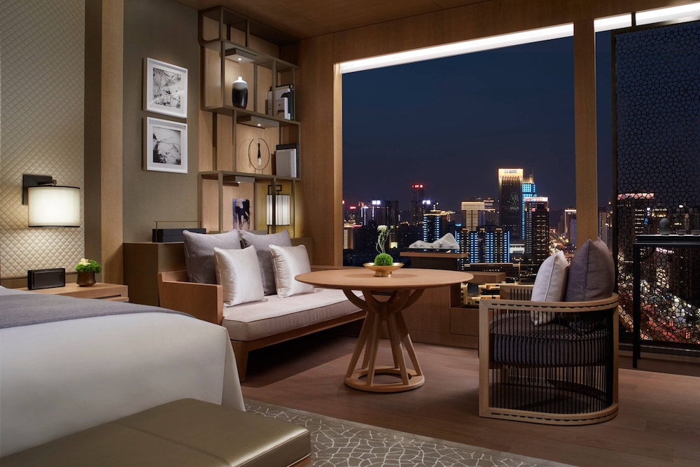 Deluxe Room, 1 King Bed, City View