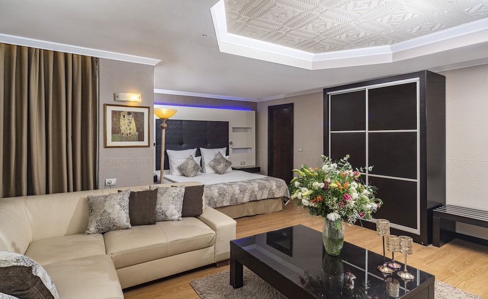 Corner Suite - Photo 3