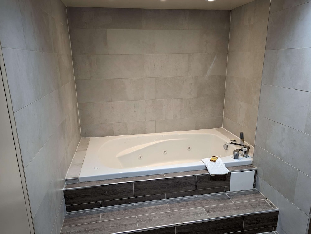 Suite, 1 King Bed, Non Smoking, Jetted Tub (Separate Living Room) thumbnail 5