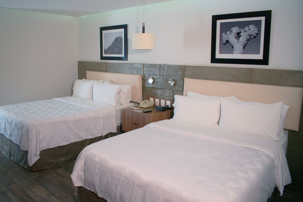 Standard Room, 2 Queen Beds, Microwave (Main Tower) - Photo 4