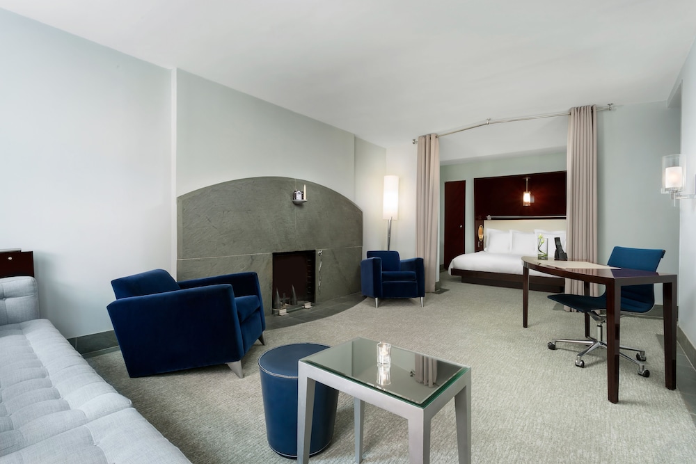 Suite, 1 King Bed, City View