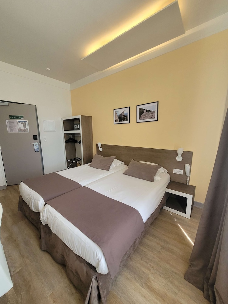 Standard Room, 2 Twin Beds - Photo 1