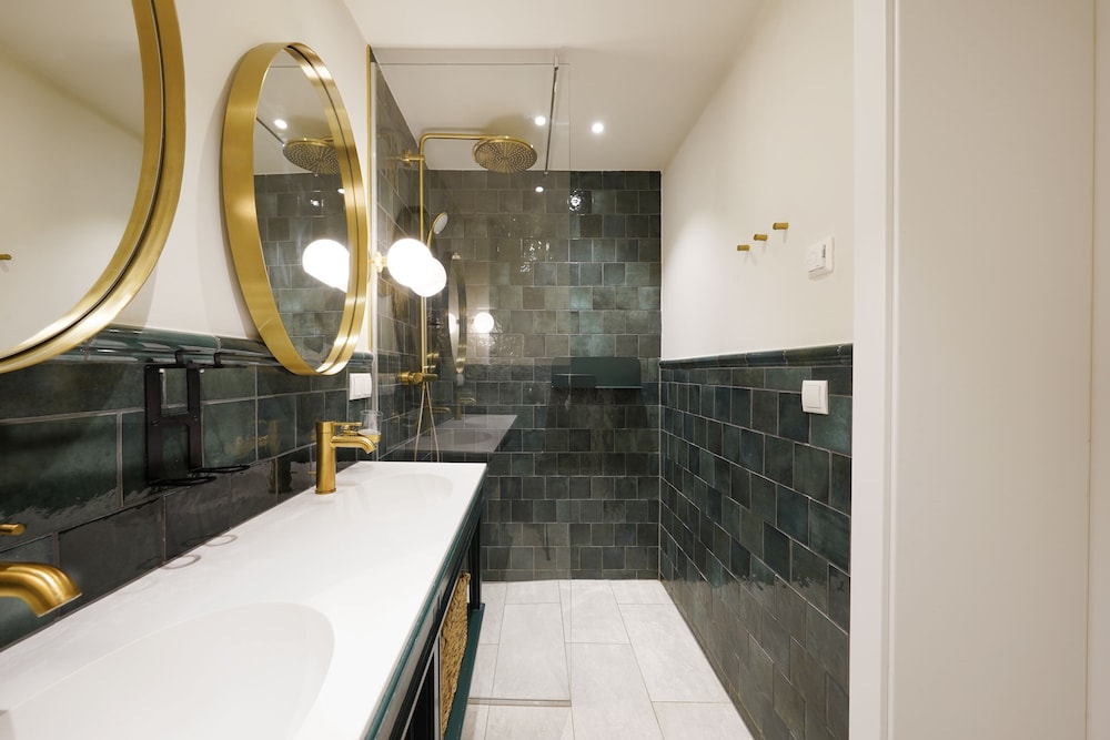 XL Room, Bathtub, Separate Living Room photo 3