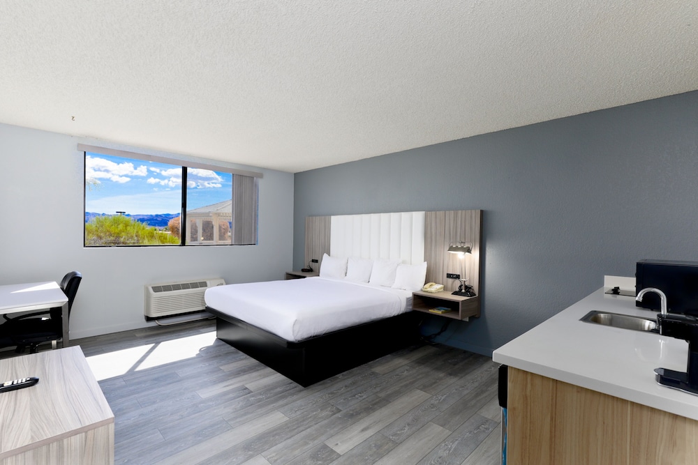 Deluxe Room, 1 King Bed, Non Smoking, Kitchen photo 3