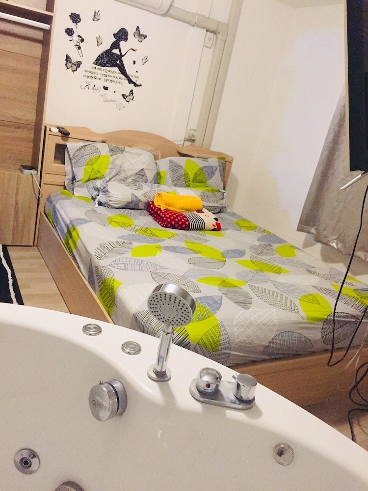 Honeymoon Suite, 1 Queen Bed, Jetted Tub photo 3