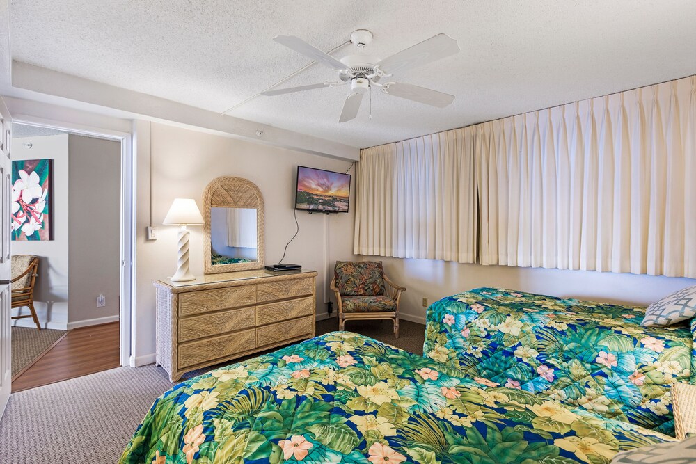 Deluxe Condo, 2 Bedrooms, Ocean View, Oceanfront (Unit 210)