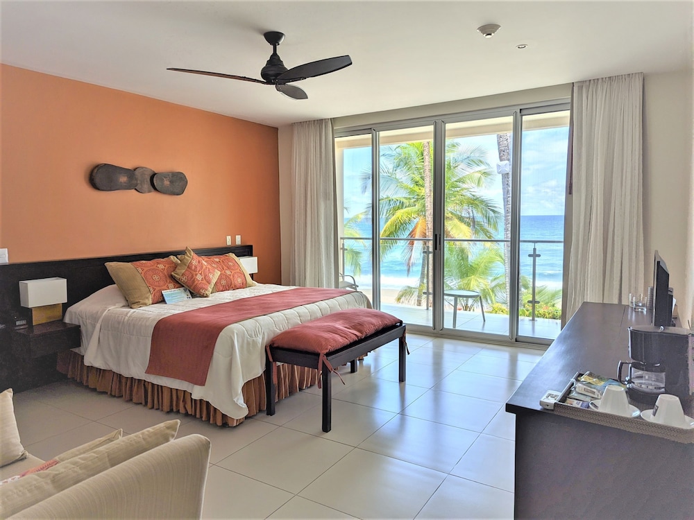 Deluxe Double Room, 1 King Bed, Beach View, Beachfront photo 1