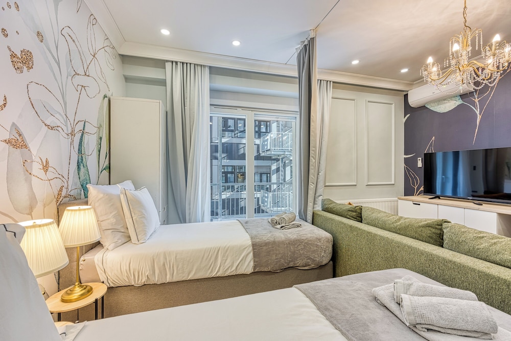 Family Studio (Boutique Downtown Studio with Balcony)
