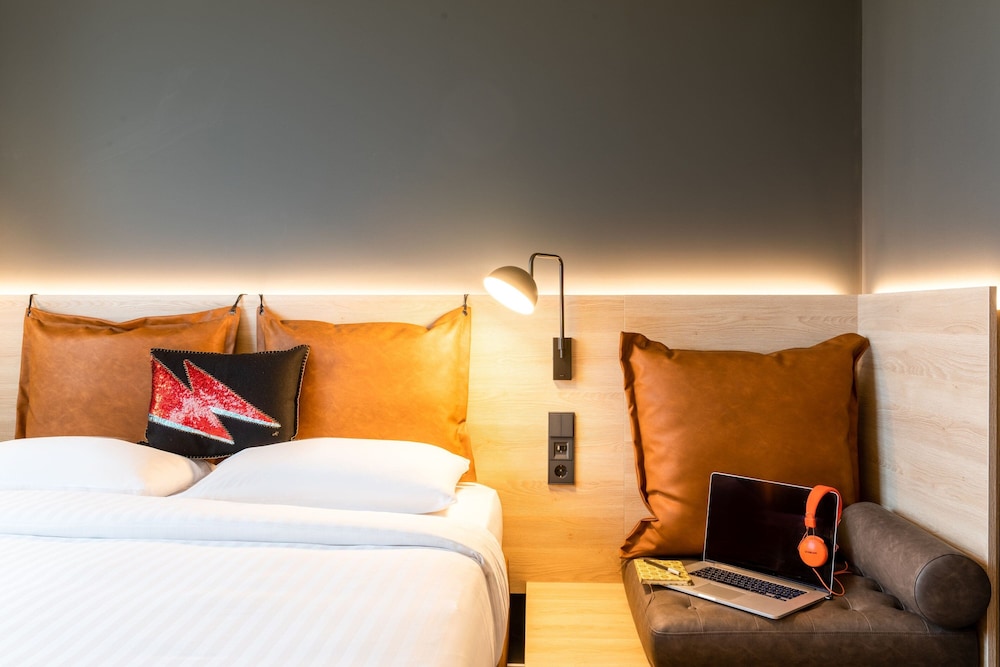 Family Room, 1 Queen Bed with Sofa bed - Photo 7