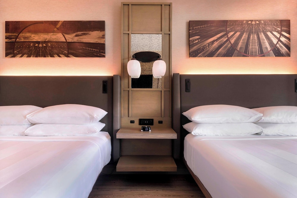 Club Room, 2 Queen Beds - Photo 5