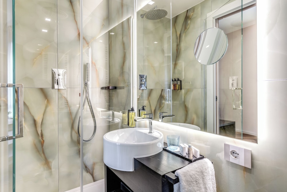 Deluxe Room, City View - Photo 9