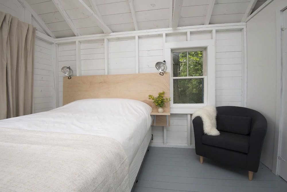 Standard Cabin, 1 Queen Bed, Non Smoking (The Honeymoon Cabin) photo 3