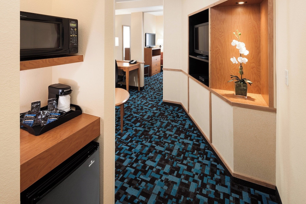 Suite, Multiple Beds (Mobility/Hearing Accessible, Tub)