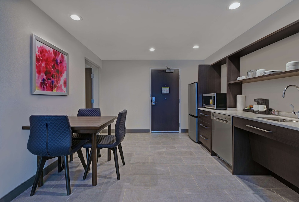 Suite, 1 King Bed, Accessible, Bathtub (Mobility & Hearing) - Photo 3