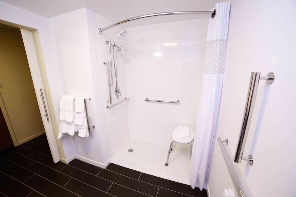 Room, 1 Queen Bed, Accessible (Mobility & Hearing, Roll-in Shower) - Photo 5