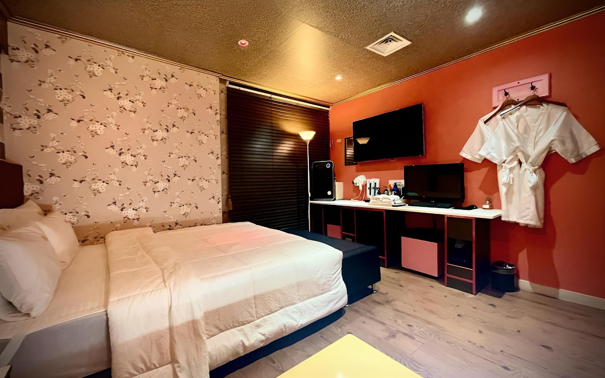 Room (VIP 11 (Non-smoking room / Netflix av) photo 3