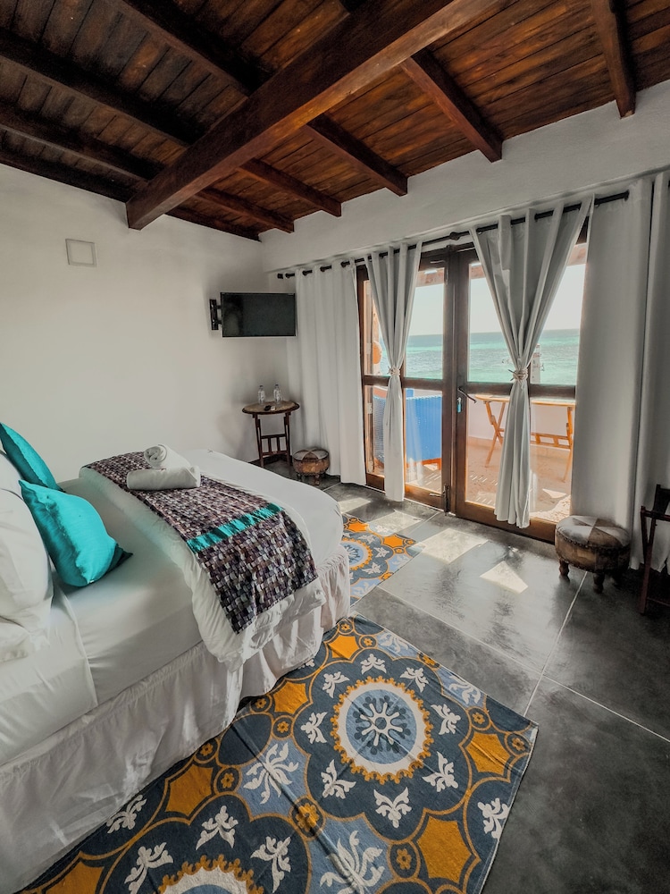 Deluxe Suite, Beach View photo 2