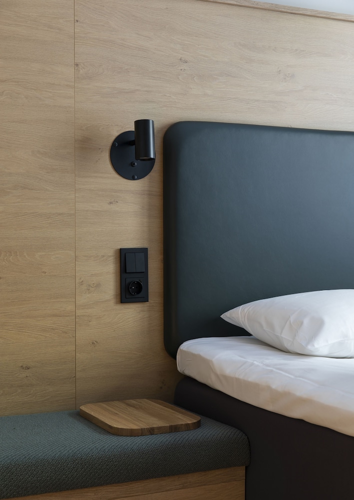 Standard Room, Non Smoking thumbnail 5