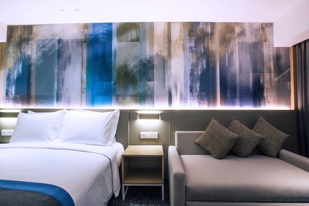 Standard Room, 1 Queen Bed with Sofa bed (Airport View) photo 2