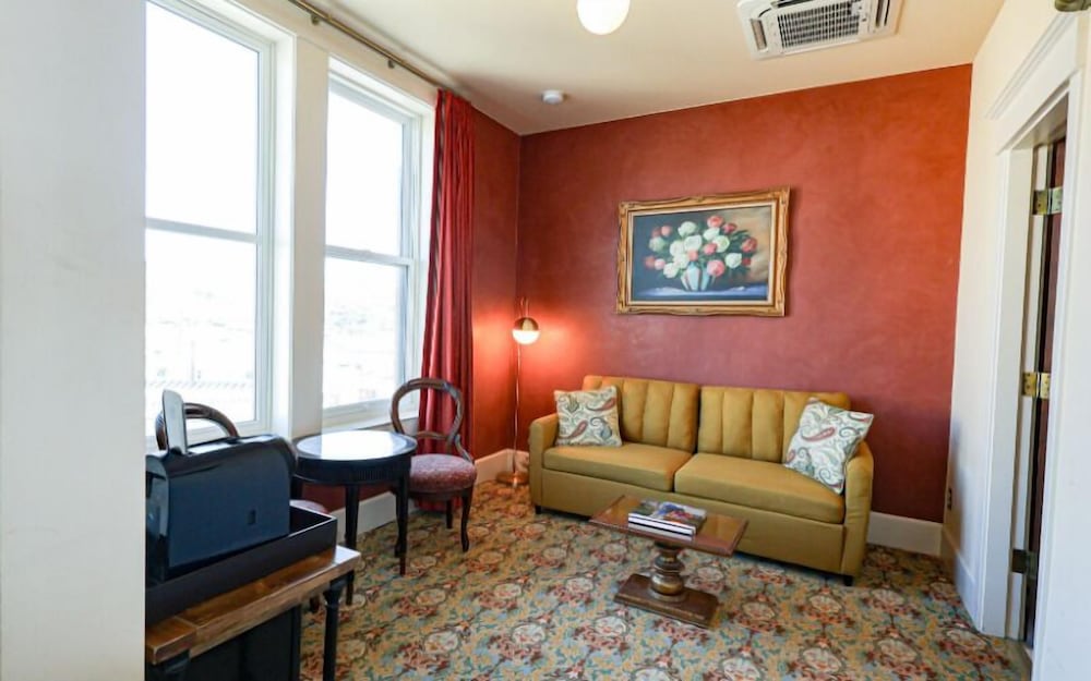 Deluxe Suite, 1 King Bed with Sofa bed photo 2