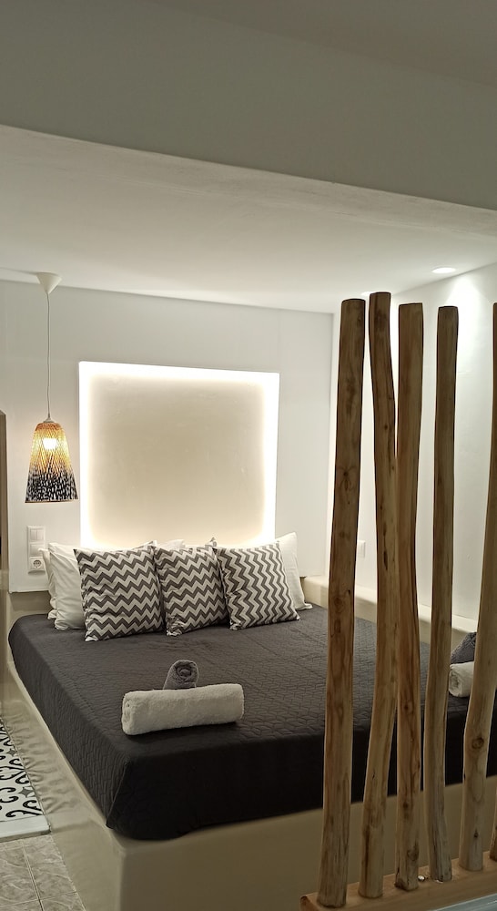 Standard Studio (Semi Basement)