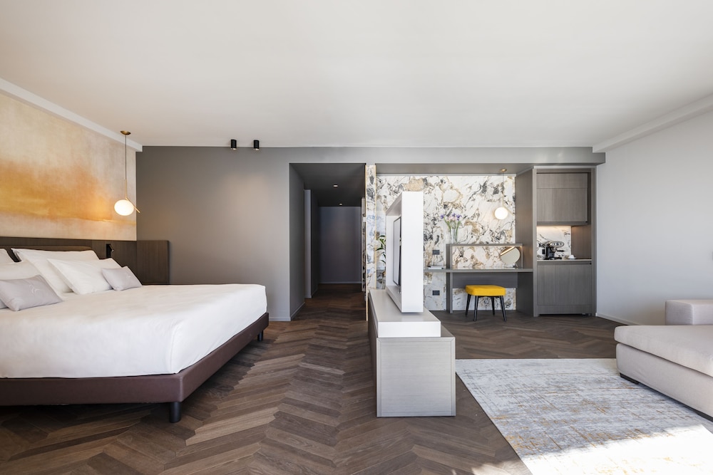 Suite, 1 King Bed, Balcony, Lake View (Alisia) photo 2