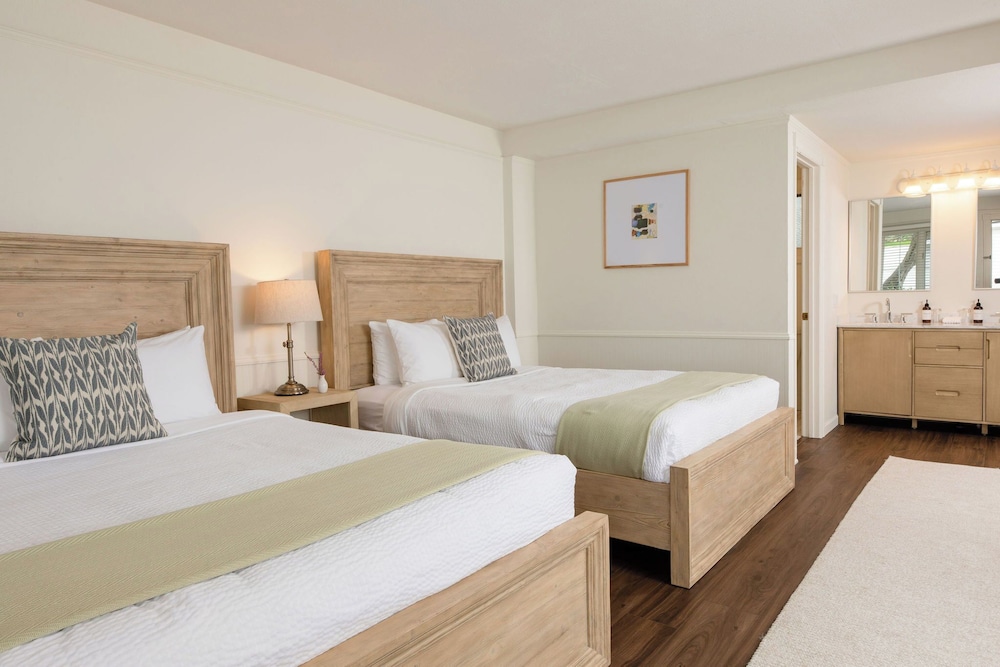 Standard Room, 2 Queen Beds (East Wing)