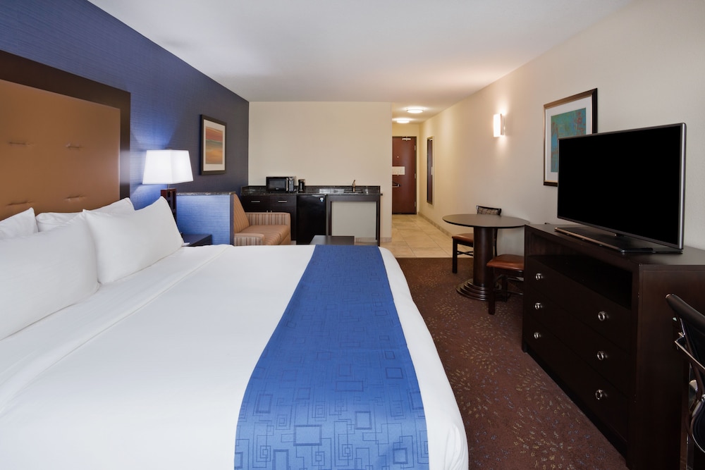 Suite, 1 King Bed with Sofa bed, Accessible (Mobility) photo 2