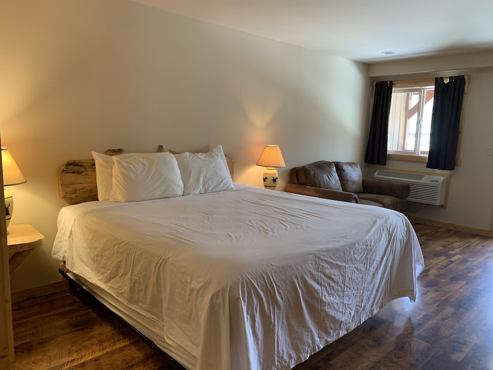 Suite, 1 King Bed, River View photo 1