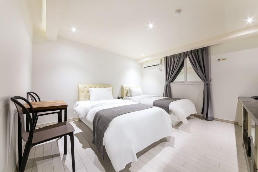 Twin Room - Photo 1