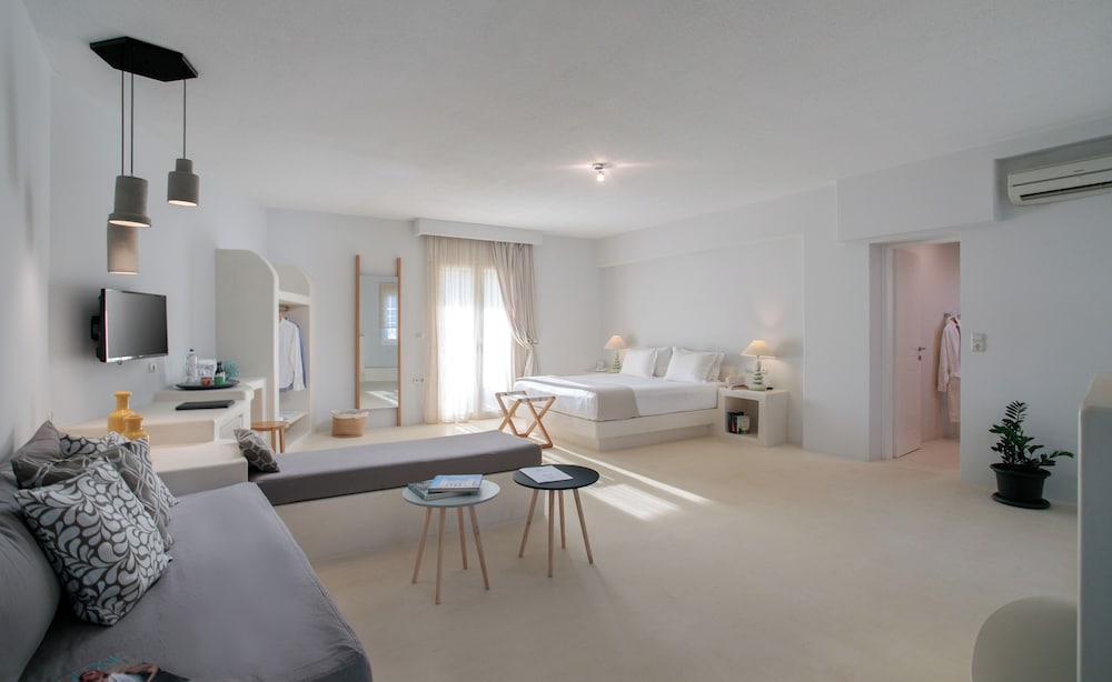 Deluxe Sea View Suite - Photo 3
