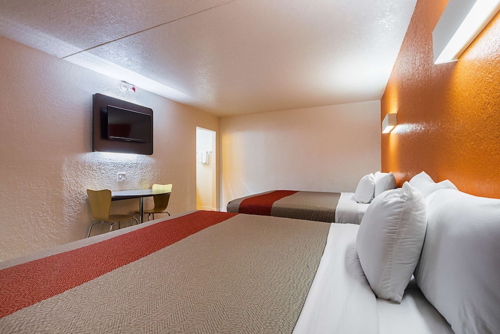 Standard Room, Multiple Beds, Non Smoking - Photo 7